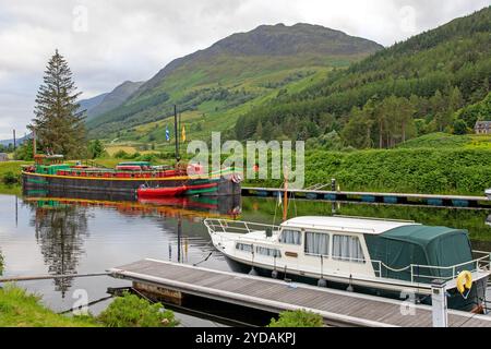 Barche ormeggiate presso Laggan Locks sul canale Caledonian Foto Stock