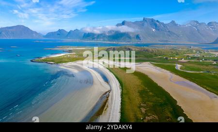 Vista aerea di una spiaggia isolata in Norvegia, Kolbeinsanden Beach, Lofoten Foto Stock