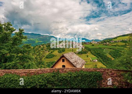 Vista panoramica dal Castello di Prösels del paese di Fiè allo Sciliar (Völs am Schlern) nelle Dolomiti in alto Adige. Foto Stock