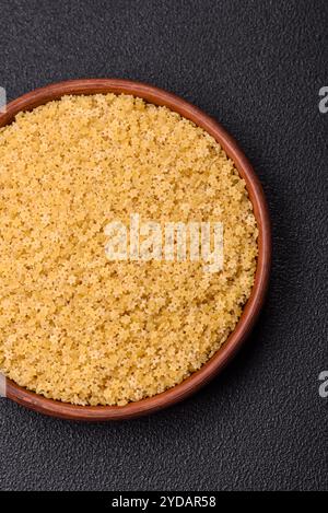 Pasta cruda di grano duro con sale e spezie Foto Stock