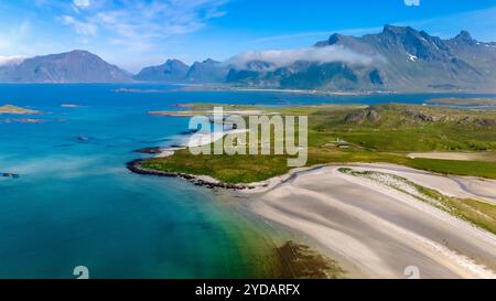 Spiaggia isolata nel paesaggio norvegese dei fiordi, Kolbeinsanden Beach, Lofoten Foto Stock