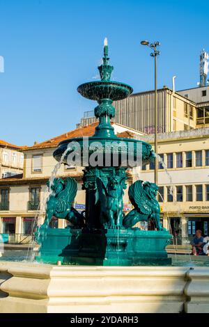 Fontana dei Leoni (fonte dos Leoes), Praca de Gomes, Porto, Portogallo. Foto Stock