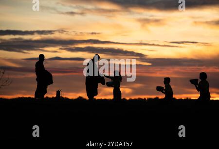 Un altro stile di vita tailandese che è ancora praticato oggi. Cioè offrire cibo ai monaci Foto Stock