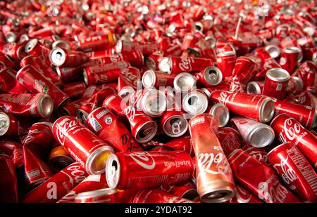 Sakon Nakhon, Thailandia 11-27-2022 : vecchie lattine di acqua potabile che sono state utilizzate sono compresse e raggruppate insieme per prepararsi al riciclaggio. Foto Stock