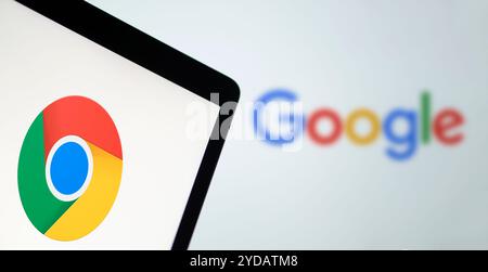 Dacca, Bangladesh - 13 luglio 2024: Il logo Google Chrome viene visualizzato sull'iPad. Foto Stock