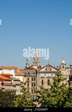 Rooftops e Iglesia de San Antonio de los Congregados (Chiesa della Congregazione di Sant'Antonio), Porto, Portogallo. Foto Stock