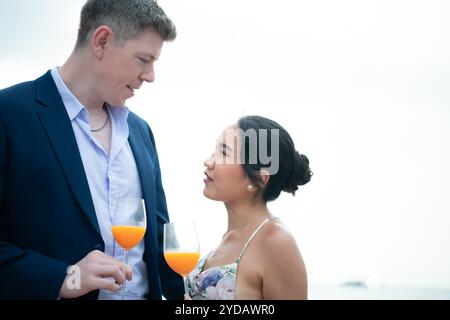 Momenti felici di coppie interrazziali su uno yacht, la coppia ha avuto la loro luna di miele in uno dei paesi asiatici Foto Stock