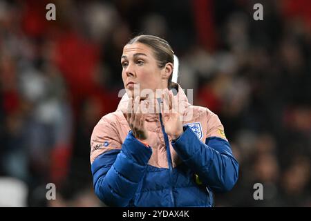 Il portiere Mary Earps (13 Inghilterra) applaude i tifosi al fischio finale durante l'amichevole internazionale tra Inghilterra e Germania allo stadio di Wembley, Londra, venerdì 25 ottobre 2024. (Foto: Kevin Hodgson | mi News) crediti: MI News & Sport /Alamy Live News Foto Stock