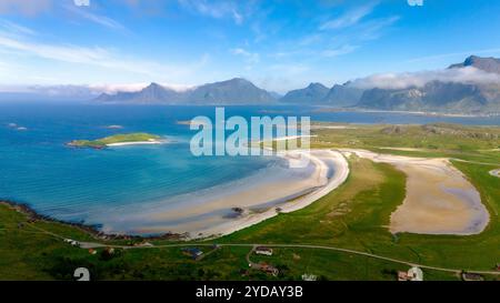 Un paradiso costiero norvegese: Le acque azzurre incontrano le spiagge verdeggianti, Kolbeinsanden Beach, Lofoten Foto Stock