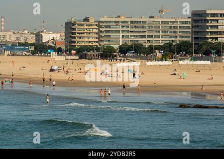 Praia de Matosinhos (spiaggia di Matosinhos) vicino al forte di San Francesco Saverio, Porto, Portogallo. Foto Stock