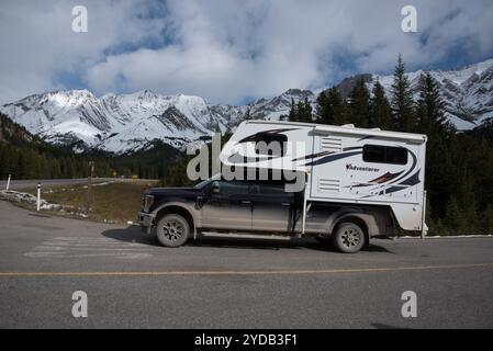 Le Montagne Rocciose canadesi nella contea di Kananaskis in Alberta in Canada sono viste dal Kananaskis Trail. Foto Stock