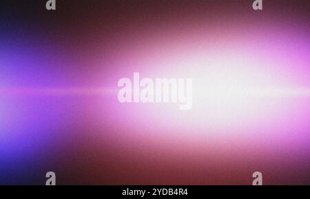 Sfondo granuloso astratto che sbiadisce dal viola al rosa con una luce intensa Foto Stock
