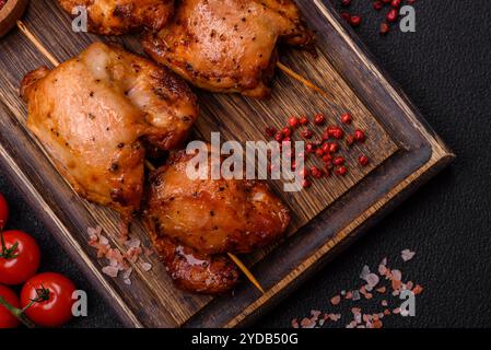 Kebab di pollo succoso con sale, spezie ed erbe aromatiche Foto Stock