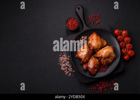 Kebab di pollo succoso con sale, spezie ed erbe aromatiche Foto Stock