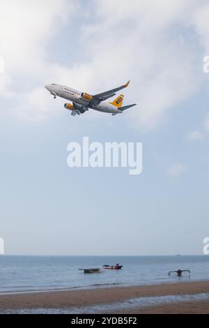 L'aereo cargo RGA Black Stone Airlines vola in basso sopra Balikpapan Beach per prepararsi all'atterraggio Foto Stock