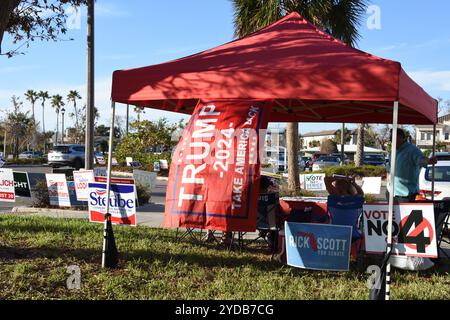 Venice, Florida, USA – 24 ottobre 2024: Tenda repubblicana rossa con bandiera Trump 2024 che sventola al luogo dei sondaggi di Venezia. Foto Stock