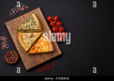 Deliziosa quiche con broccoli, pollo o salmone e formaggio Foto Stock