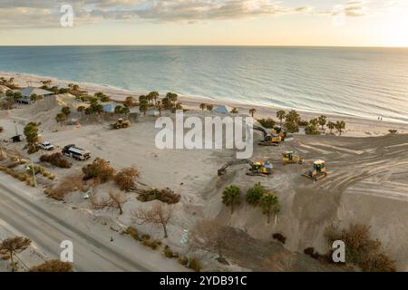 Uragano Milton dopo la pulizia. Sito di raccolta della sabbia per consentire ai residenti di scaricare la sabbia dopo un'ondata di tempesta. Enormi cumuli di sabbia a Englewood Beach a Manasota K. Foto Stock