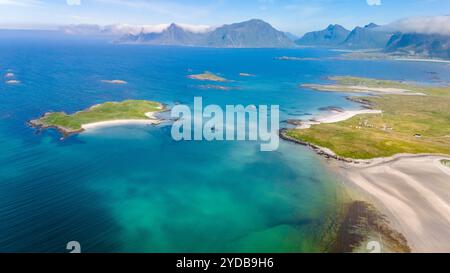 Una vista aerea mozzafiato di un arcipelago norvegese, che mostra le acque cristalline, le spiagge incontaminate e le lussureggianti isole verdi. Kolbeinsanden sia Foto Stock