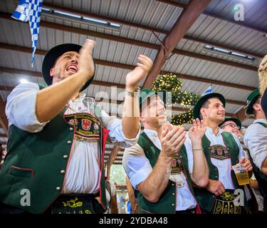 Lake Worth, Stati Uniti. 13 ottobre 2024. I membri del gruppo tedesco di cracking Goa'lschnoizer tifanno i concorrenti di Stein Holding durante l'evento. Il 50esimo Oktoberfest annuale tenuto dall'American German Club. Itís il più grande e autentico Oktoberfest nella zona della Florida meridionale. Circa un centinaio di persone hanno partecipato tra i due eventi del fine settimana (12-14 ottobre e 18-20 ottobre). (Foto di John Indiveri/SOPA Images/Sipa USA) credito: SIPA USA/Alamy Live News Foto Stock