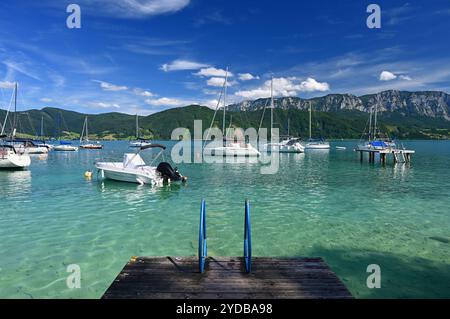 Attersee - un bellissimo lago blu in Austria. Circondato da montagne e verdi foreste. Regioni con natura nelle Alpi. Un grande Foto Stock