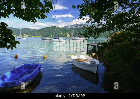 Attersee - un bellissimo lago blu in Austria. Circondato da montagne e verdi foreste. Regioni con natura nelle Alpi. Un grande Foto Stock