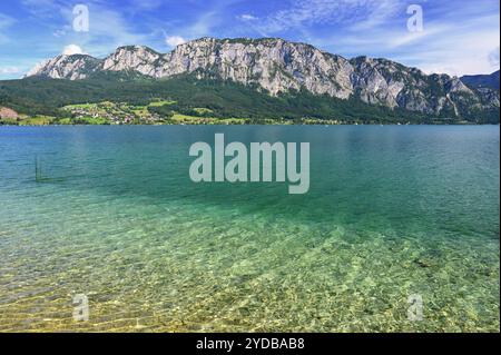 Attersee - un bellissimo lago blu in Austria. Circondato da montagne e verdi foreste. Regioni con natura nelle Alpi. Un grande Foto Stock