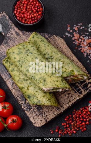 Deliziosi pancake fatti in casa con spinaci, salmone e formaggio Philadelphia Foto Stock