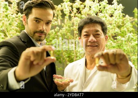 Proprietari di fattorie e scienziati che gestiscono la piantagione di cannabis. Verificare l'integrità dell'olio di cannabis e dei prodotti di cannabis nel CA Foto Stock