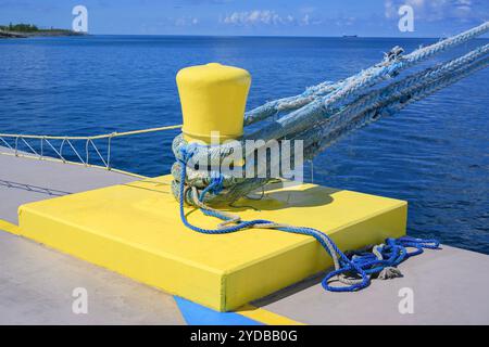 Ormeggio sicuro. Corde spesse per navi da crociera fissate saldamente a un dissuasore, ancorando l'imbarcazione con forza e stabilità. Foto Stock
