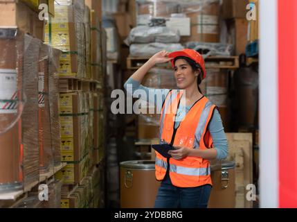 Ritratto di una donna asiatica ingegnere con la personalità di lavorare nel magazzino Foto Stock