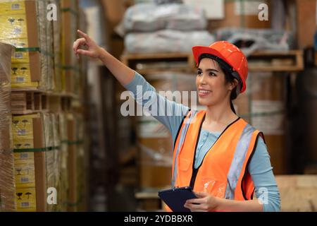 Ritratto di una donna asiatica ingegnere con la personalità di lavorare nel magazzino Foto Stock