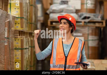 Ritratto di una donna asiatica ingegnere con la personalità di lavorare nel magazzino Foto Stock