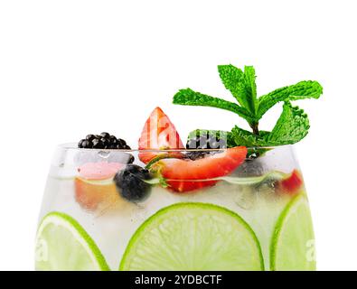 Bere con i frutti di bosco, con fette di lime e menta in un bicchiere di vino Foto Stock