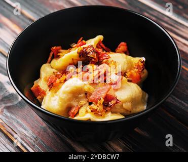 Gnocchi di patate al forno con pancetta fritta e cipolle Foto Stock