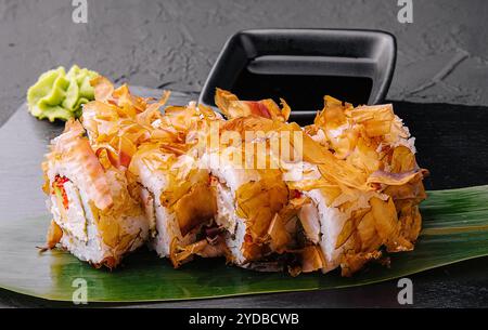 Panino di sushi bonito su sfondo scuro Foto Stock