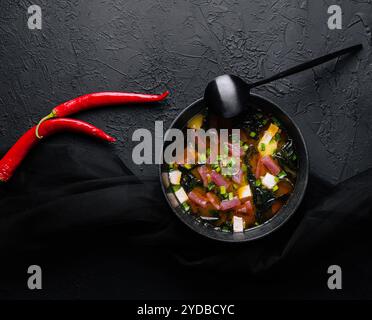 Zuppa giapponese di miso con tonno fresco, alghe essiccate, tofu Foto Stock