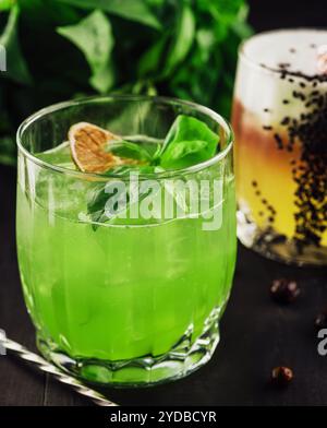 Cocktail alcolico al basilico con basilico verde Foto Stock