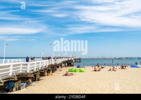 I turisti camminano sul molo di Sopot (Polonia) Foto Stock