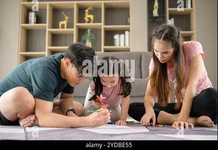 Attività di vacanza in famiglia dove genitori e bambini giocano insieme felicemente nel soggiorno della casa. Foto Stock