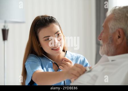 Il medico sta facendo un esame preliminare per monitorare i sintomi di un paziente anziano con depressione. e altri complici Foto Stock