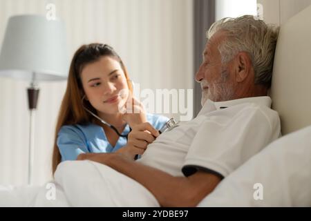 Il medico sta facendo un esame preliminare per monitorare i sintomi di un paziente anziano con depressione. e altri complici Foto Stock