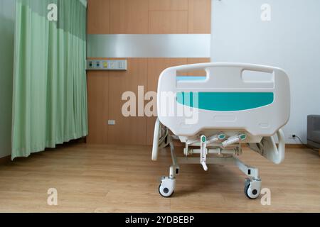 Sala paziente di qualità superiore in ospedale con strutture complete per i pazienti Foto Stock