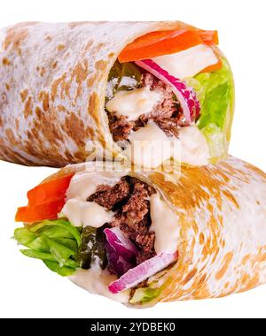 Shawarma con manzo e verdure isolate su bianco Foto Stock