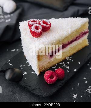 Torta invernale con lamponi decorati con panna bianca Foto Stock