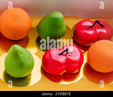 Mousse cake a forma di frutta in una scatola Foto Stock