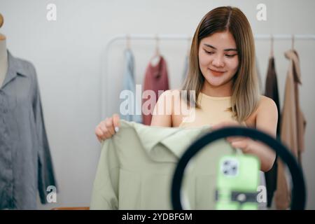 Avviare un piccolo imprenditore. Donne asiatiche in diretta streaming online per la vendita di vestiti, e-commerce e media di marketing. Foto Stock