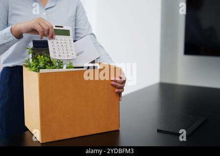 Gli uomini d'affari che violano il contratto con la lettera di dimissioni riduzione del personale che lascia le dimissioni del dipendente dell'ufficio Foto Stock