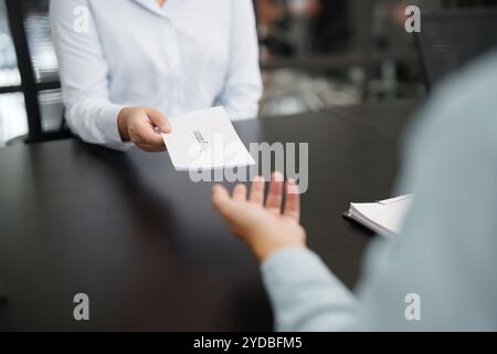 Gli uomini d'affari che violano il contratto con la lettera di dimissioni riduzione del personale che lascia le dimissioni del dipendente dell'ufficio. Foto Stock