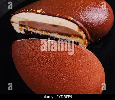 Mousse Cake Snickers su piatto nero Foto Stock